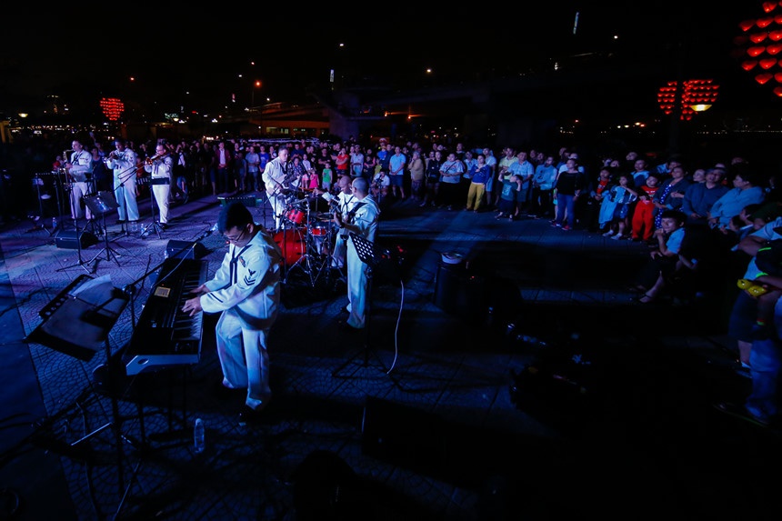 nguoi Da Nang xem ban nhac My bieu dien anh 10