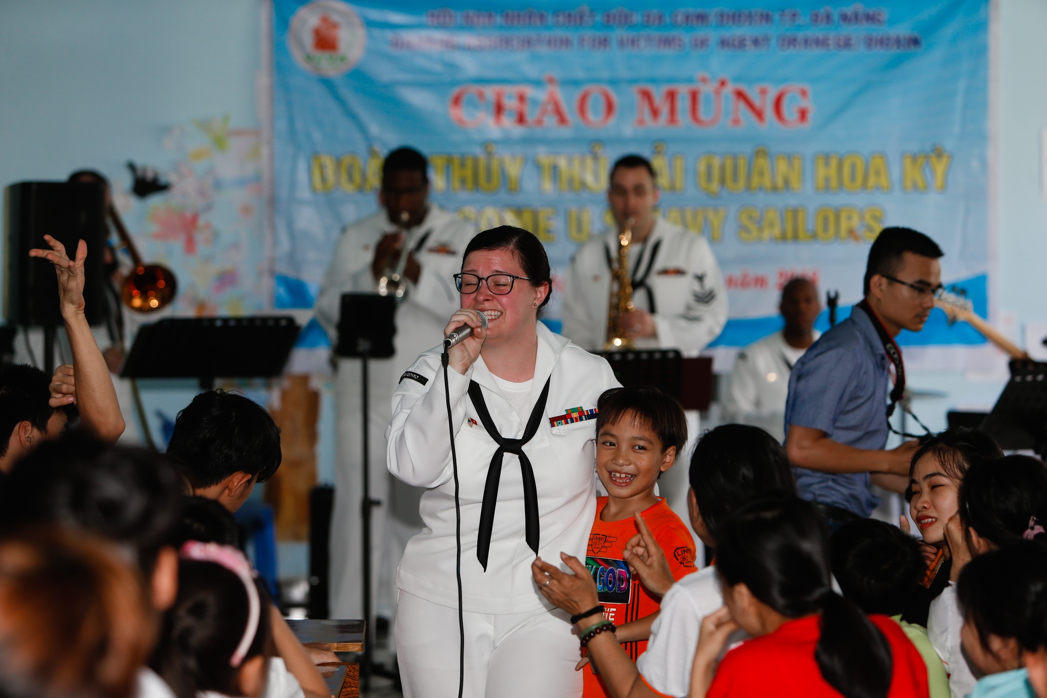 thuy thu My giao luu tre em chat doc da cam anh 2