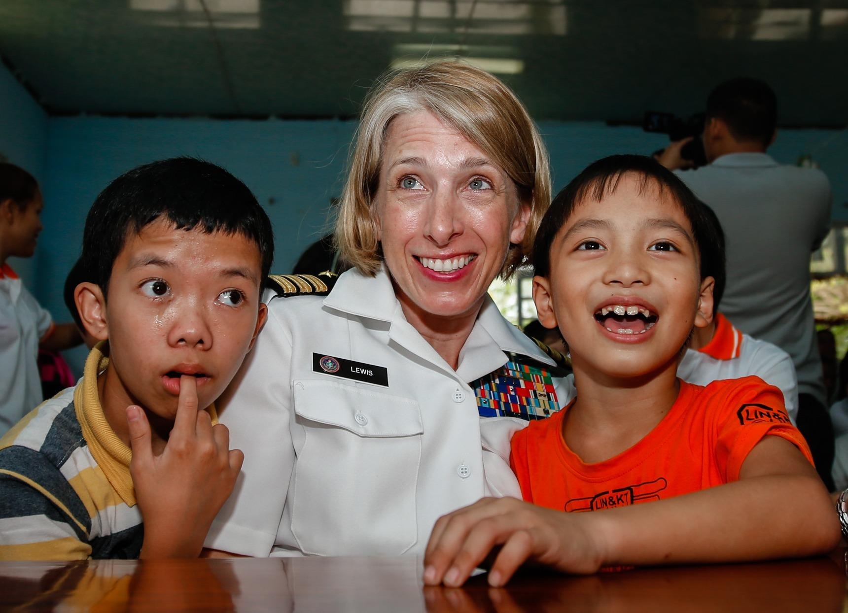 Thuy thu My hao hung vui dua cung tre nan nhan chat doc da cam hinh anh