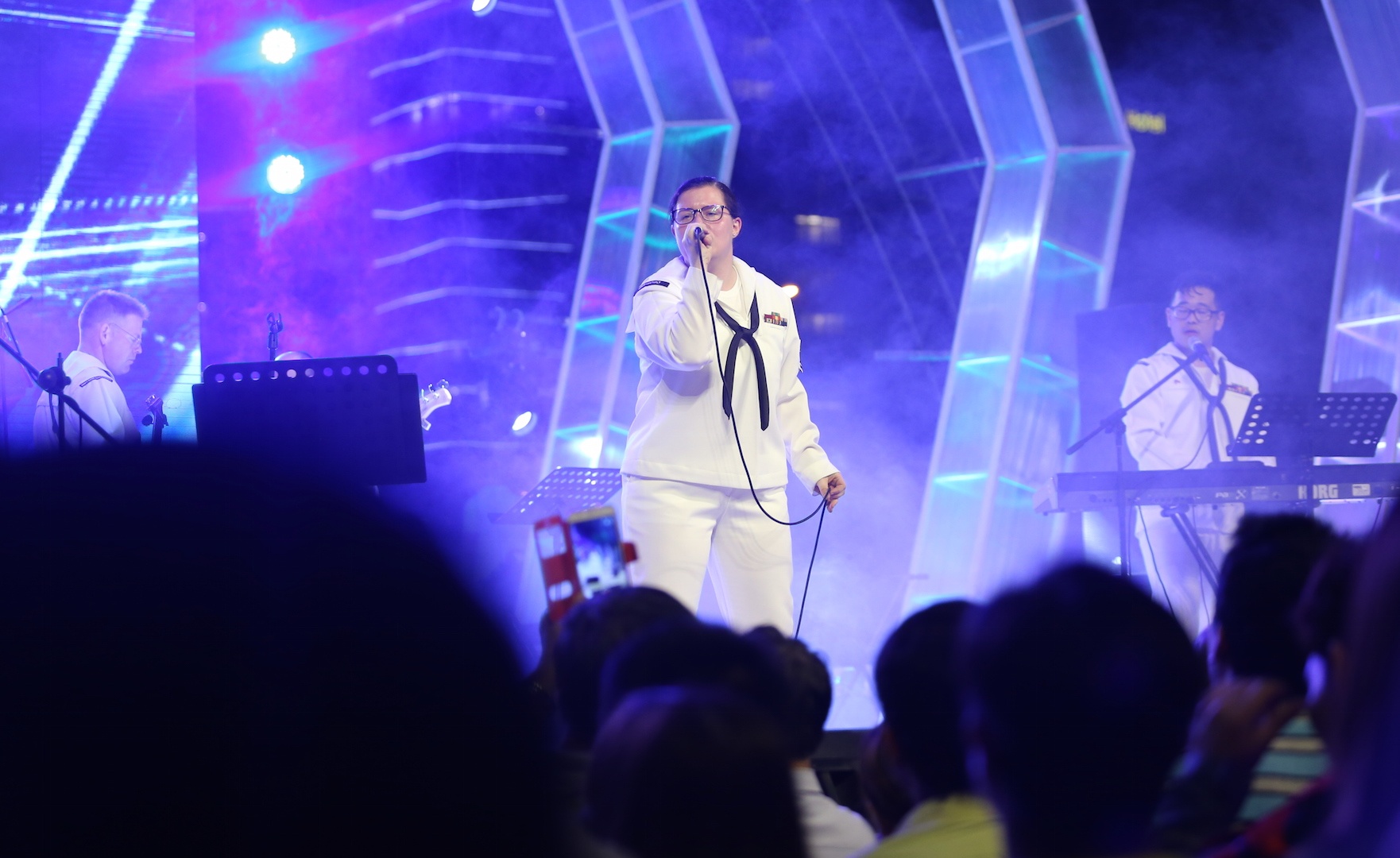 nu thuy thu My hat Noi vong tay lon anh 1