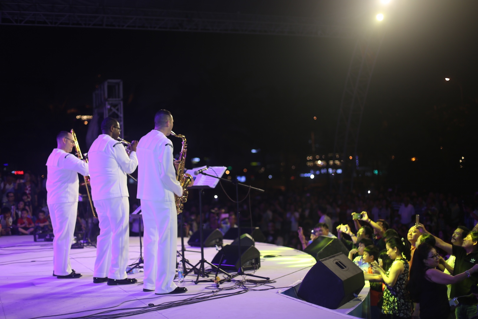 nu thuy thu My hat Noi vong tay lon anh 2