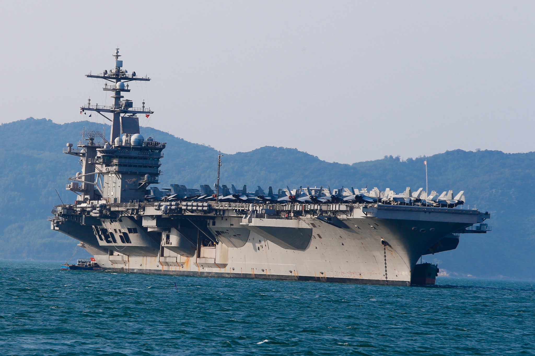 4 ngay ‘lich su’ cua sieu tau san bay USS Carl Vinson tai Da Nang hinh anh