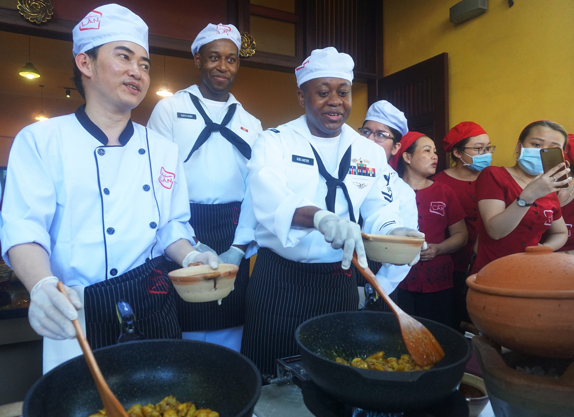 tau USS Carl Vinson tham Viet Nam anh 9