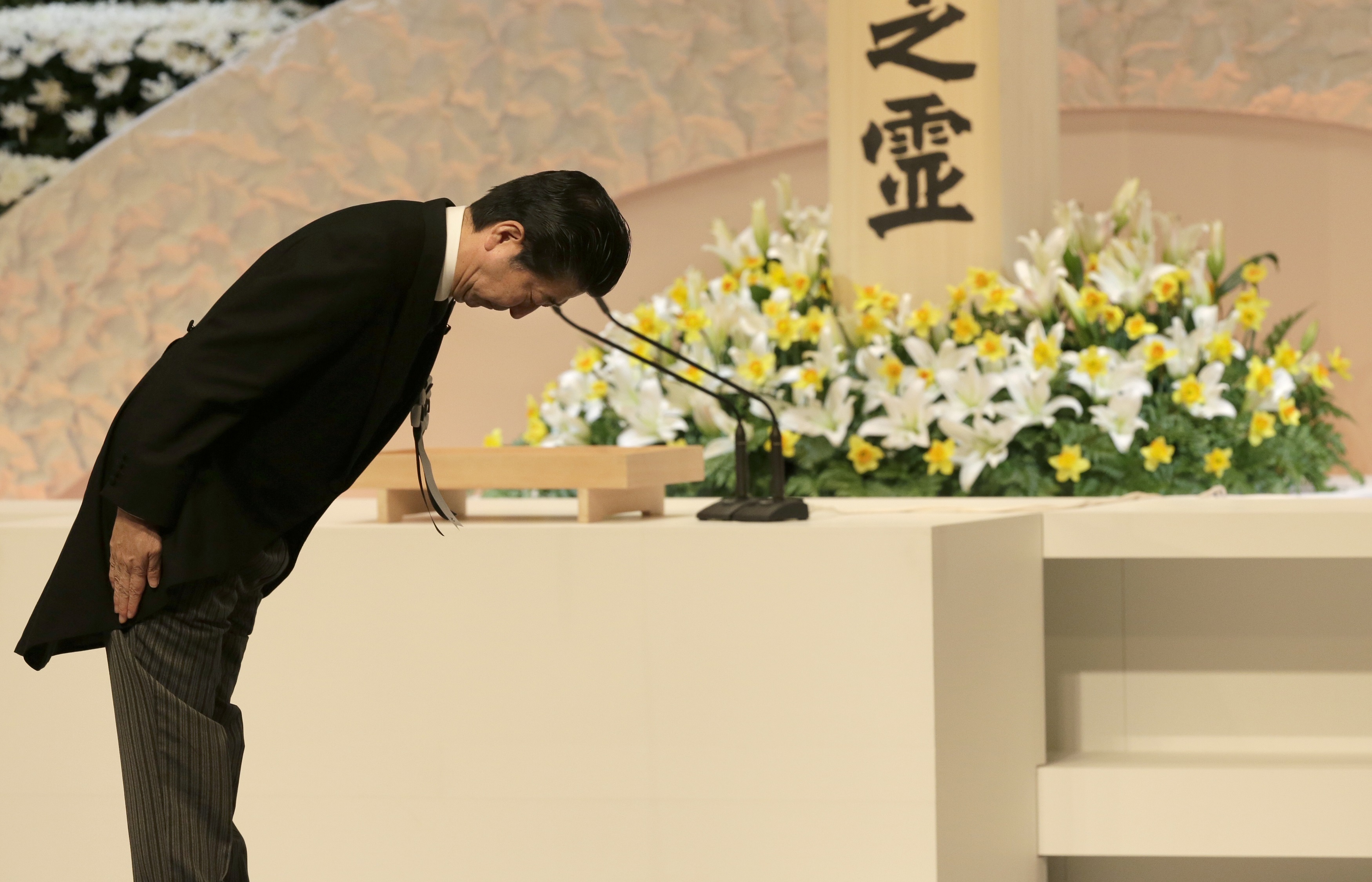 Nguoi Nhat tuong niem nan nhan dong dat, song than nam 2011 hinh anh