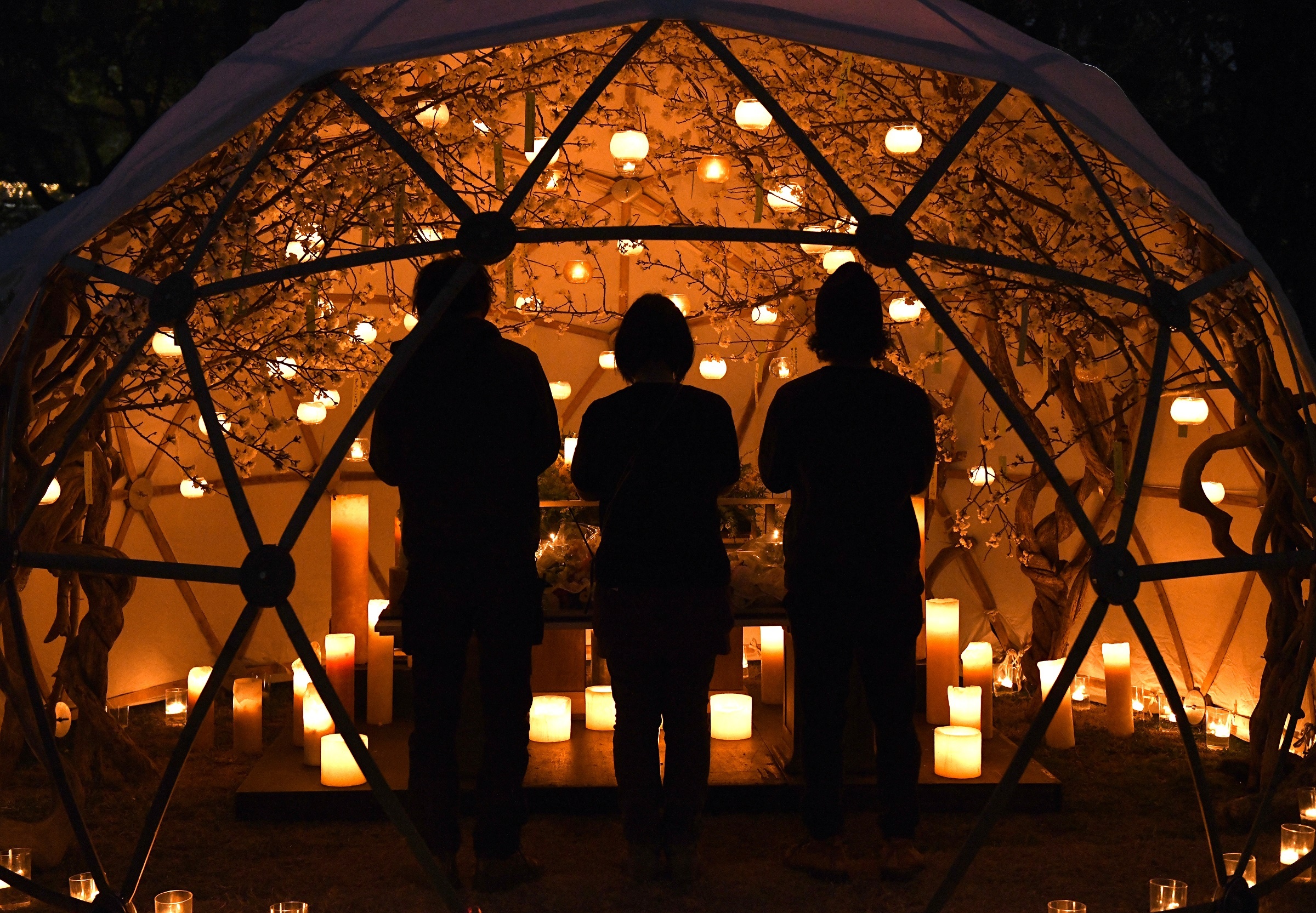 nguoi Nhat tuong niem nan nhan dong dat anh 5