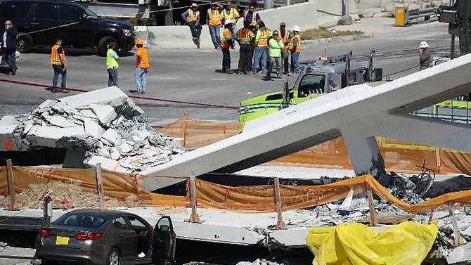 Cau bat ngo sap giua duong lam 10 nguoi chet o My hinh anh