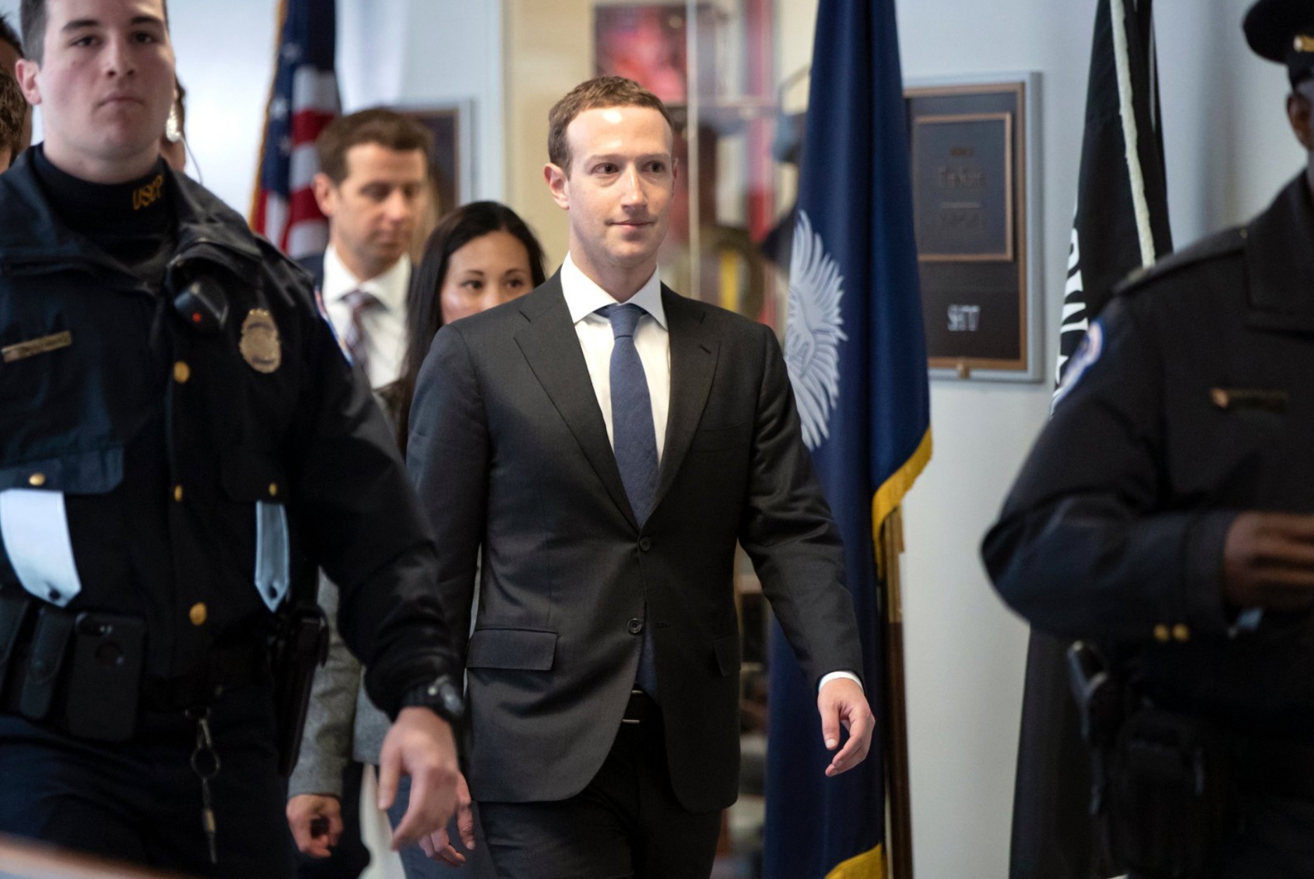 Mark Zuckerberg xin loi o quoc hoi anh 2