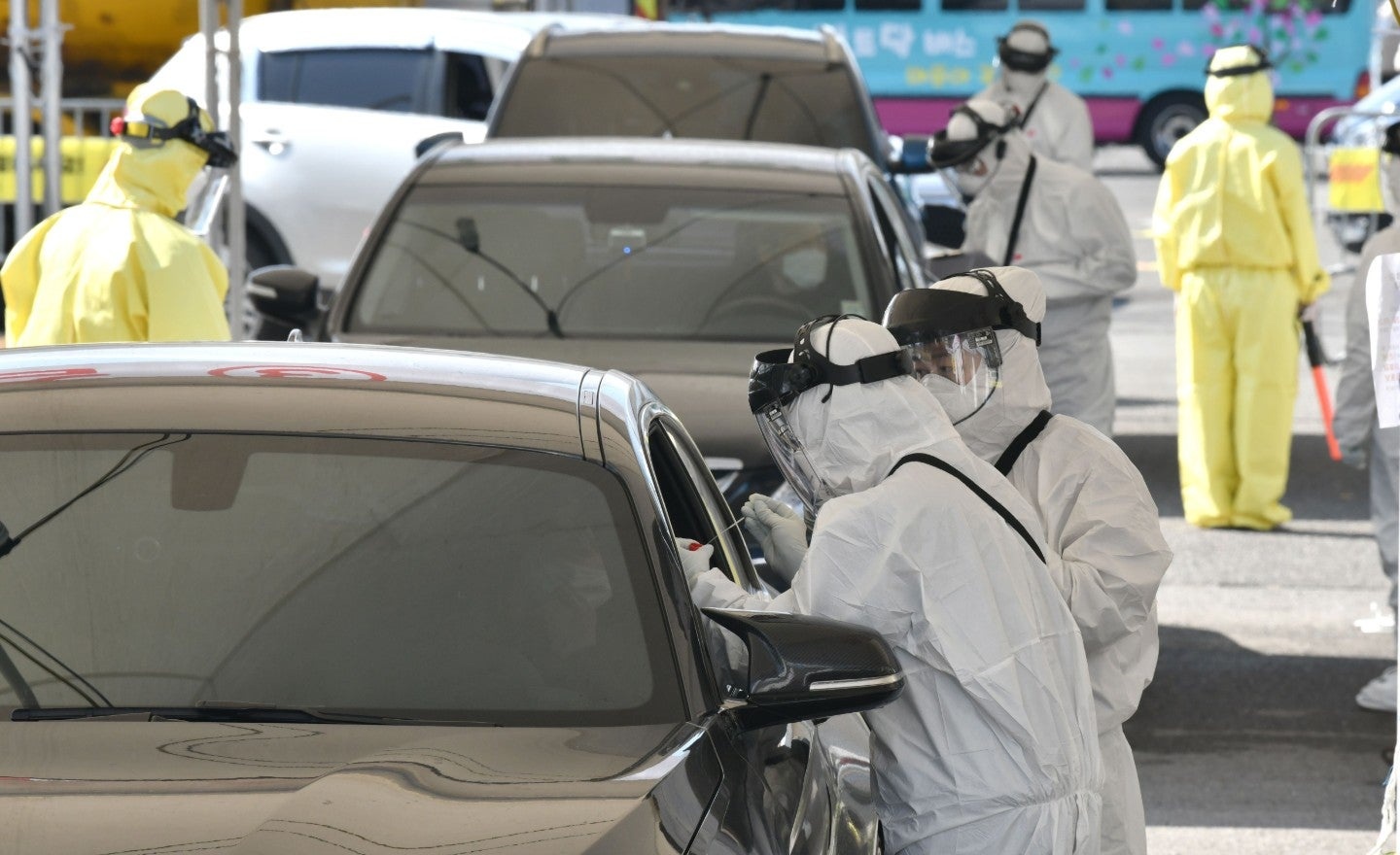 dich COVID-19,  mo cua lai nen kinh te,  cach ly,  phong toa,  dai dich anh 3