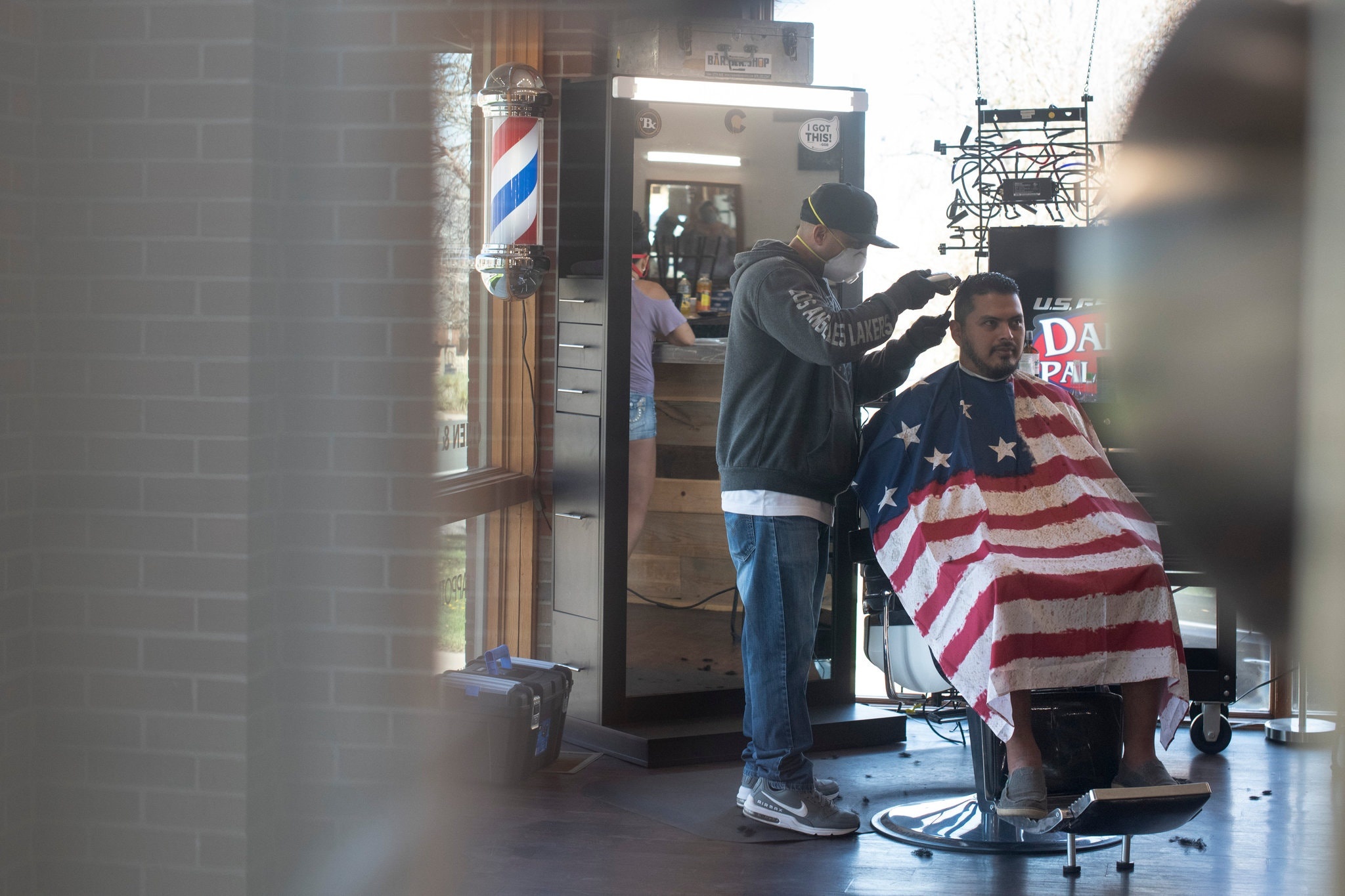 dich COVID-19,  mo cua lai nen kinh te,  cach ly,  phong toa,  dai dich anh 2