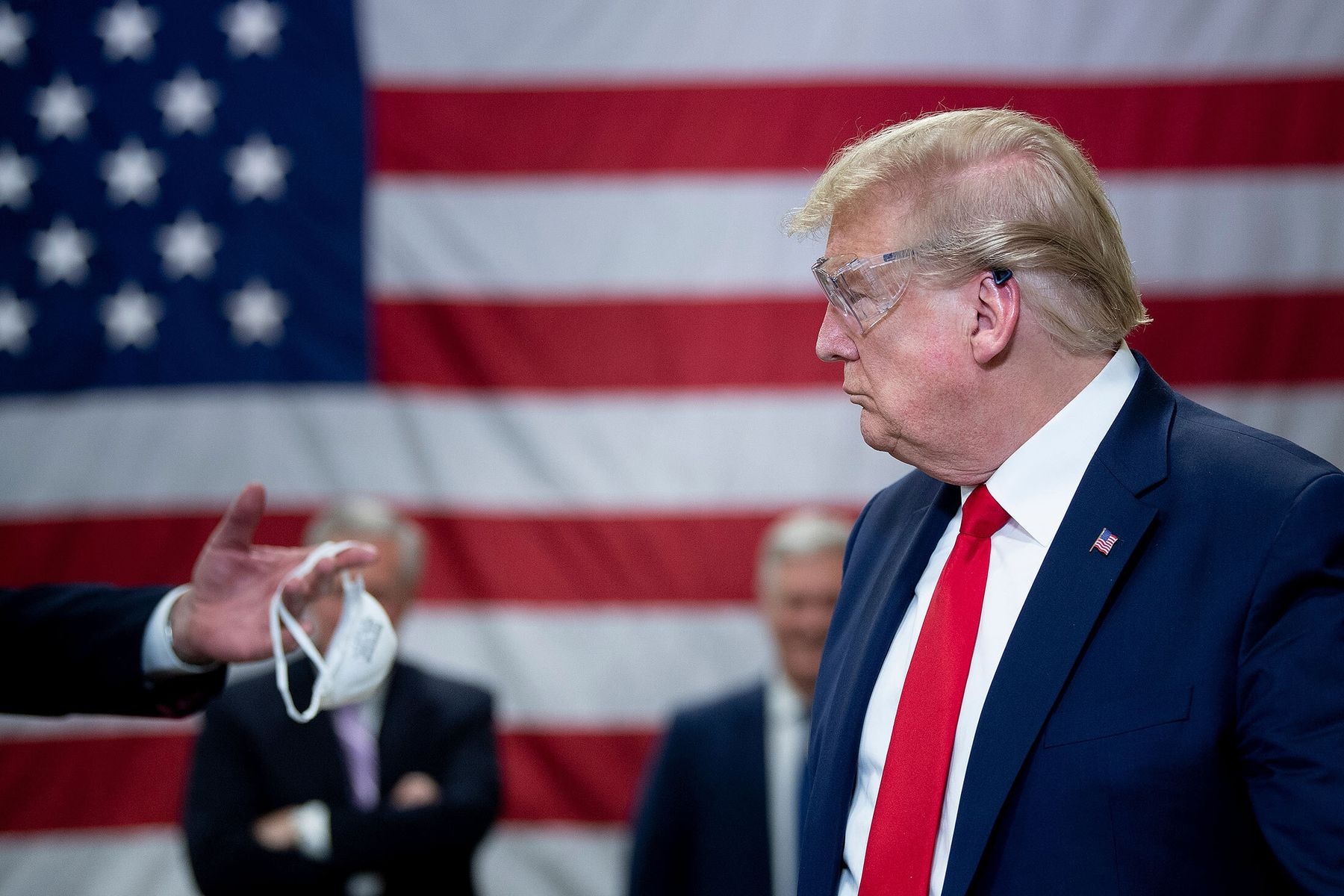 Kich ban cho truong hop Tong thong Trump nhiem virus hinh anh