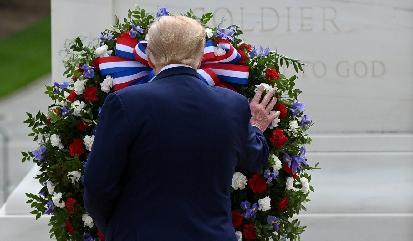 tong thong Trump choi golf,  dai dich,  dich Covid-19,  virus corona anh 2