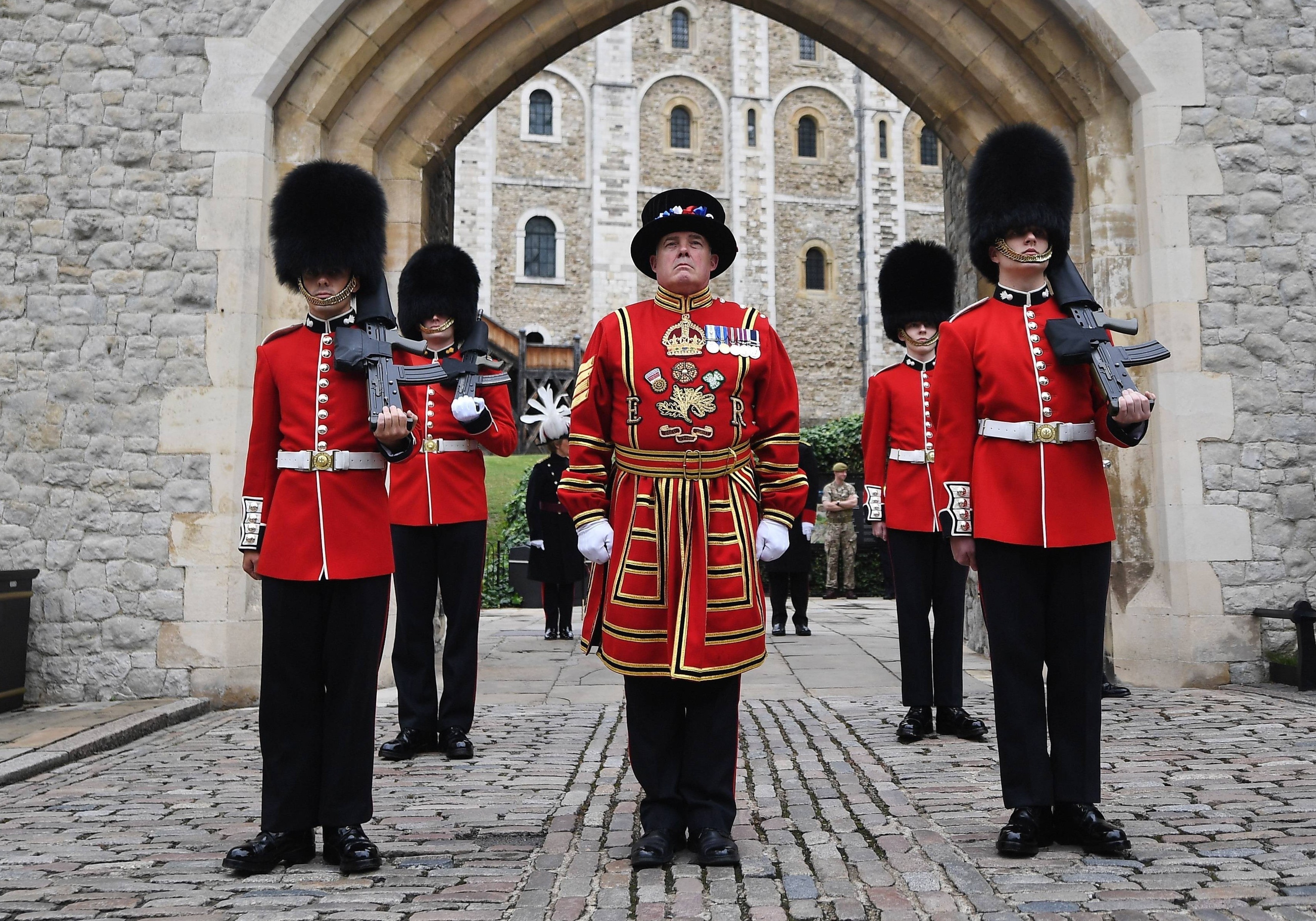 Sau 500 nam, linh canh Thap London doi mat giam nhan su vi dich benh hinh anh