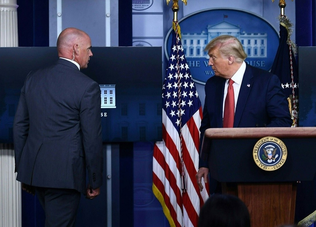 TT Trump duoc mat vu dua di giua hop bao vi no sung ngoai Nha Trang hinh anh