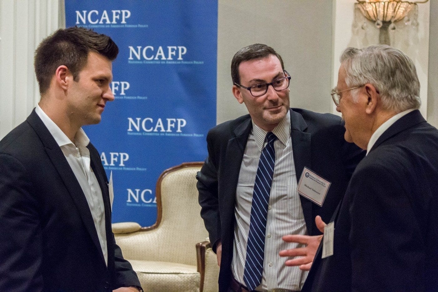 Giam doc ve chinh sach mang cua My bat ngo roi chuc hinh anh