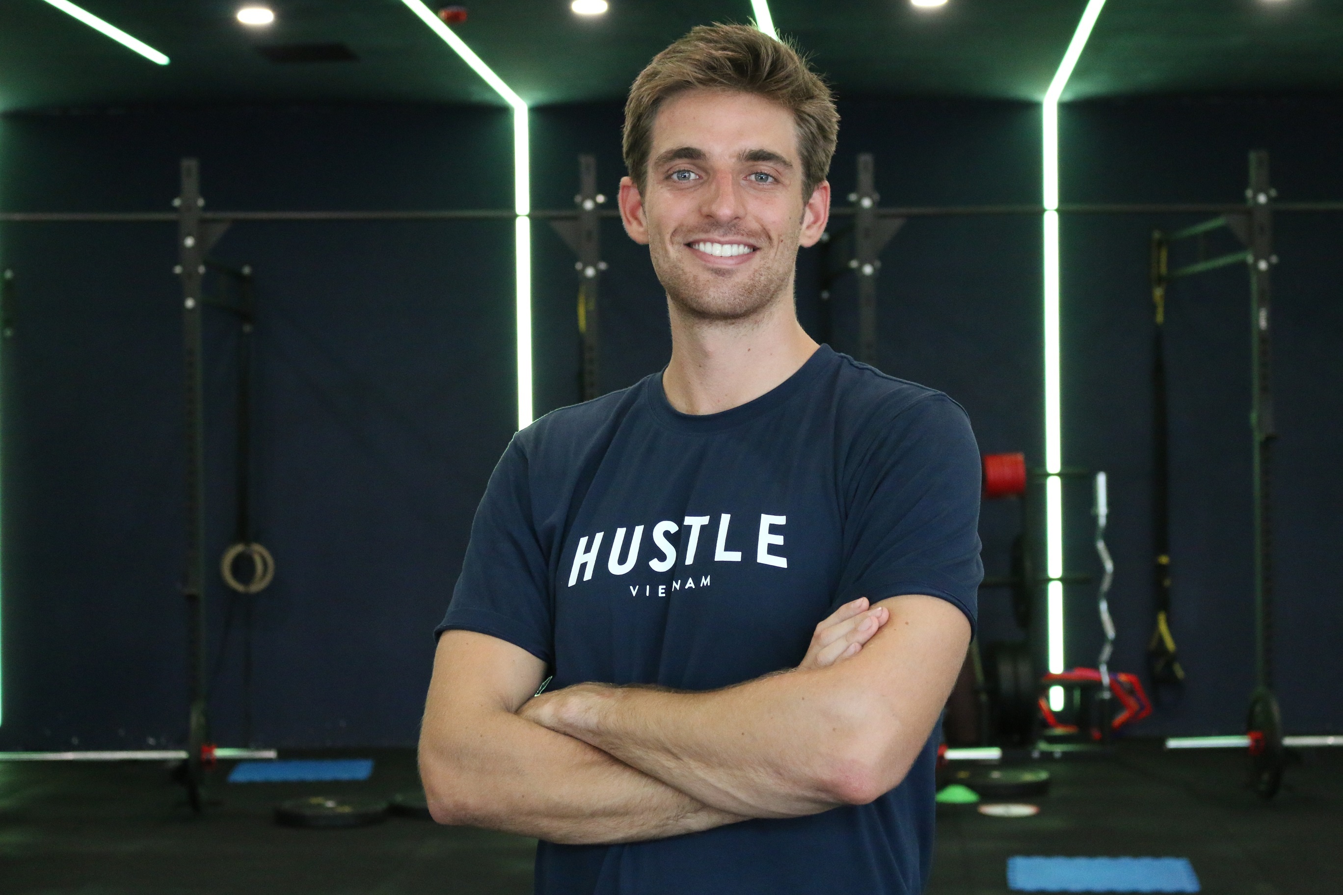 chu phong gym nguoi nuoc ngoai,  gian cach xa hoi anh 3