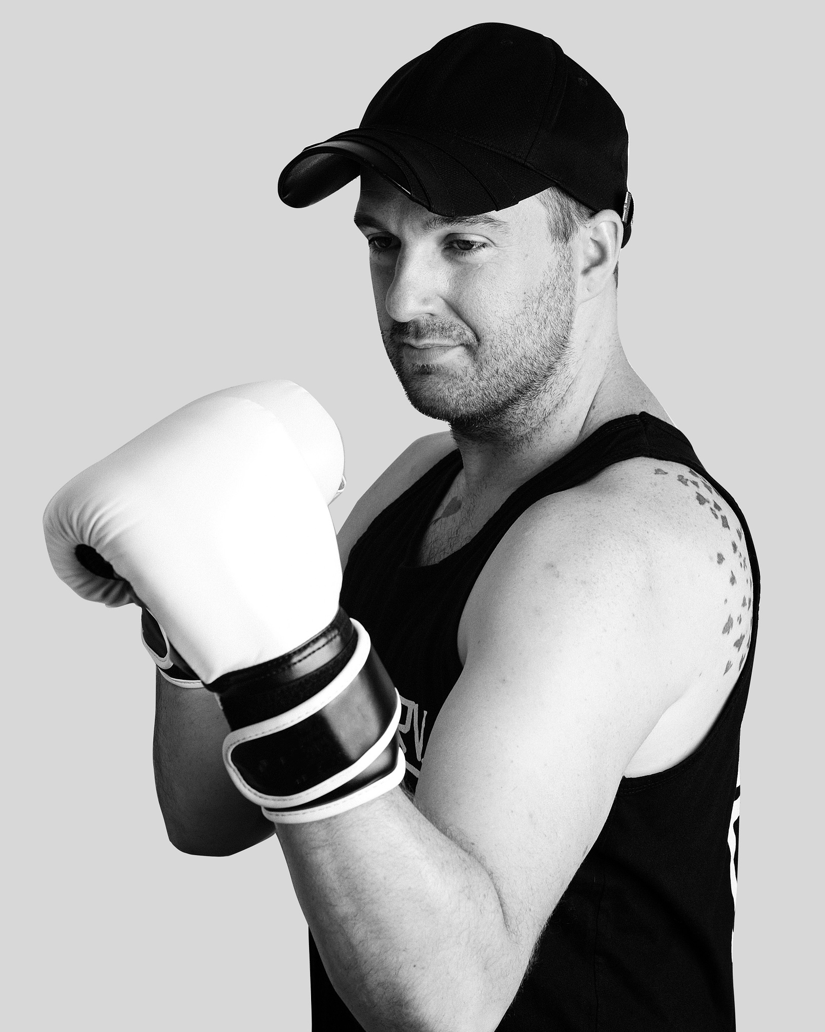 chu phong gym nguoi nuoc ngoai,  gian cach xa hoi anh 1