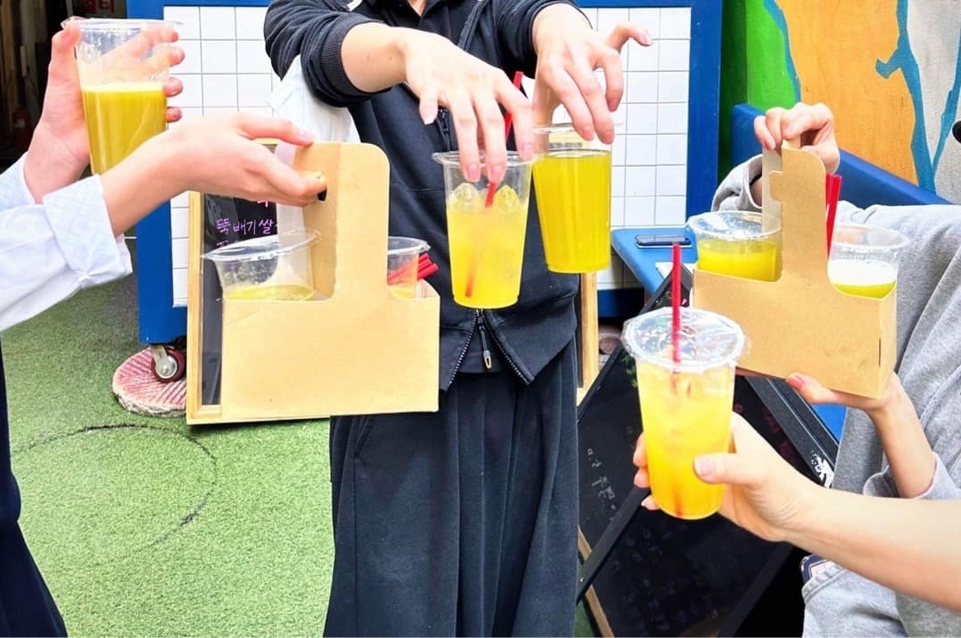 Khach xep hang mua nuoc mia o Han Quoc hinh anh