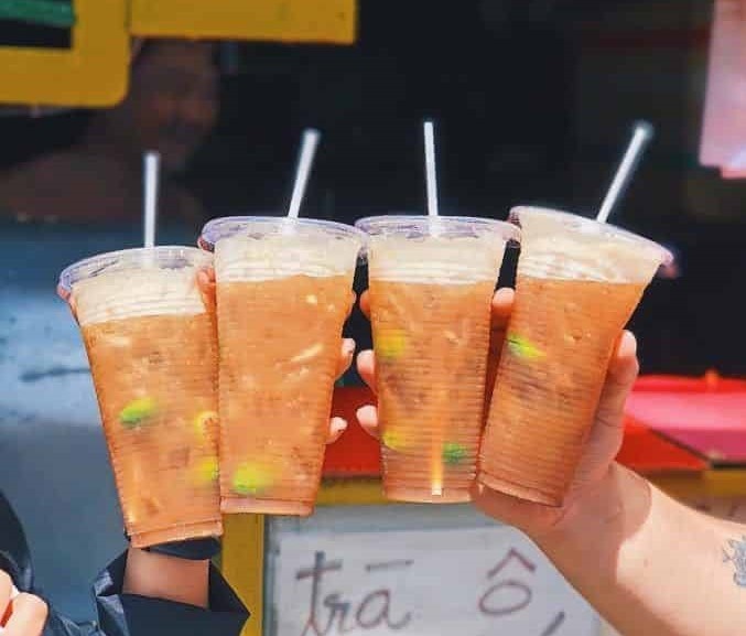 Nguoi tre chuong giai nhiet bang nuoc mat via he hinh anh