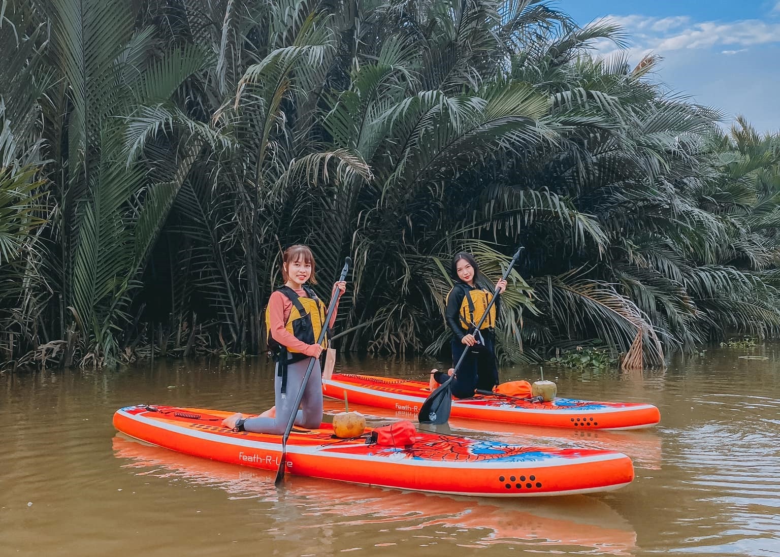 Cheo SUP len ngoi mua nong hinh anh