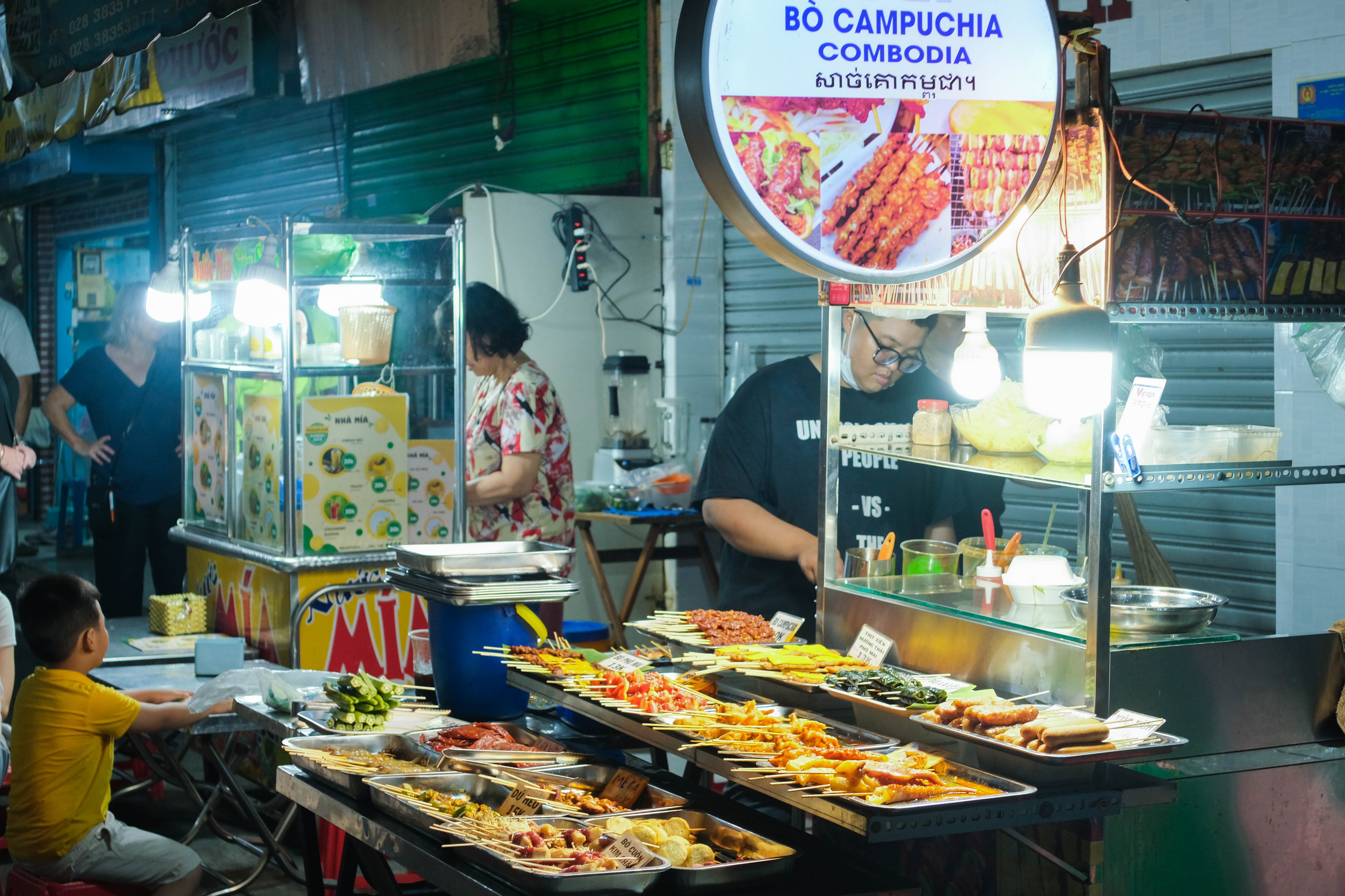 Nhieu mon an nuoc ngoai o pho am thuc Ho Thi Ky hinh anh