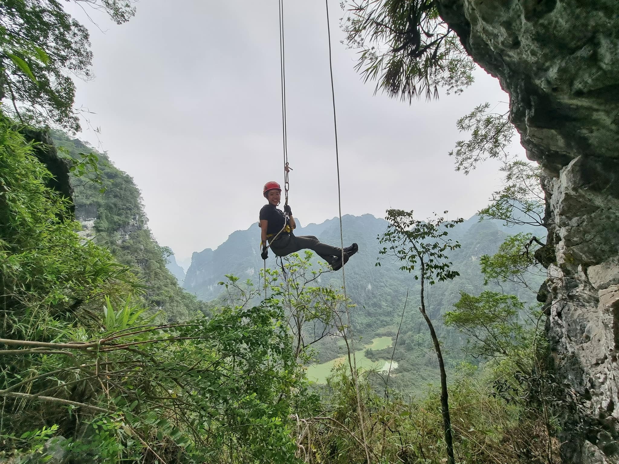 du lich mao hiem,  cam trai vach da,  du khach Viet anh 1