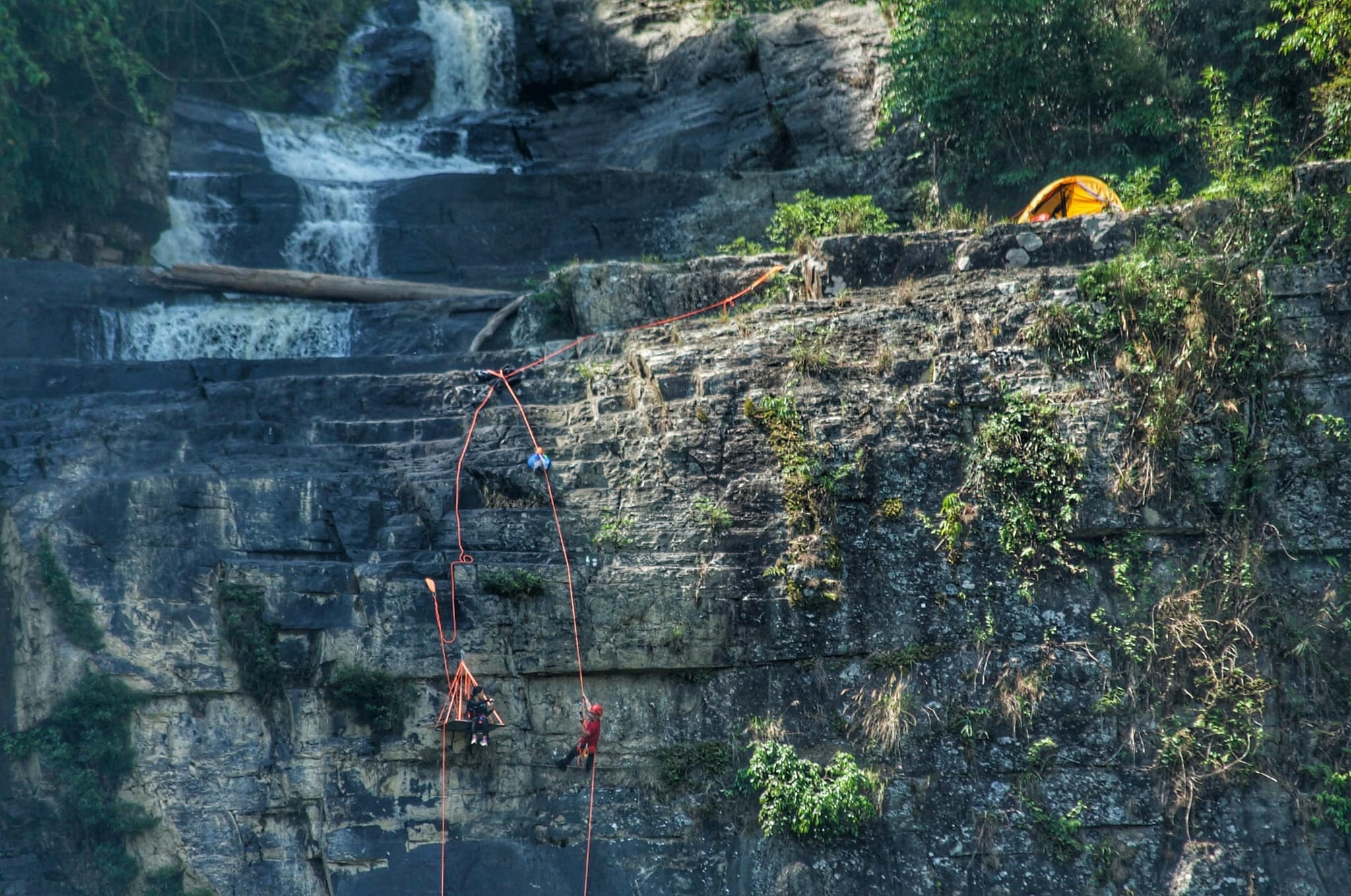 du lich mao hiem,  cam trai vach da,  du khach Viet anh 2
