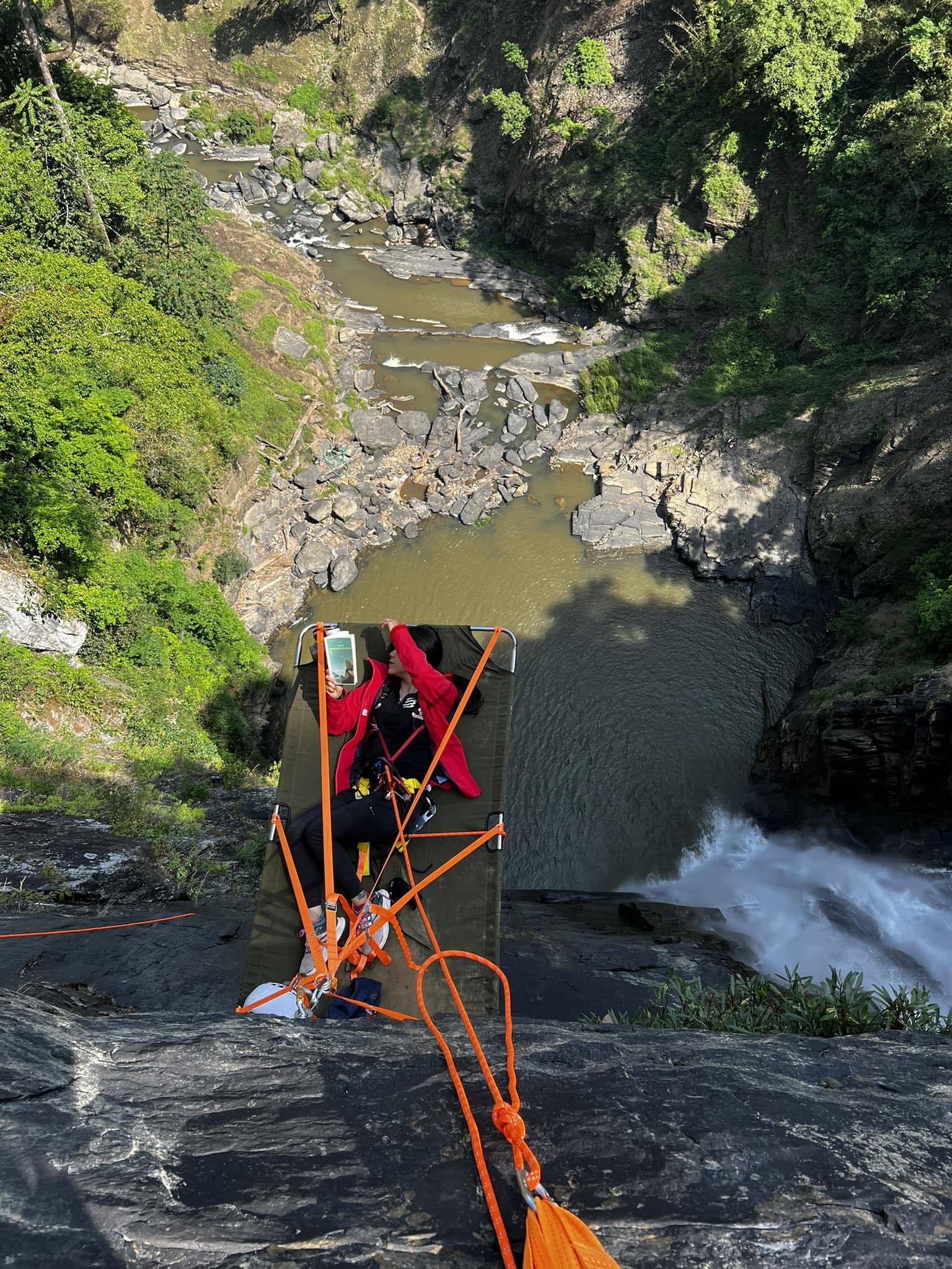 du lich mao hiem,  cam trai vach da,  du khach Viet anh 4