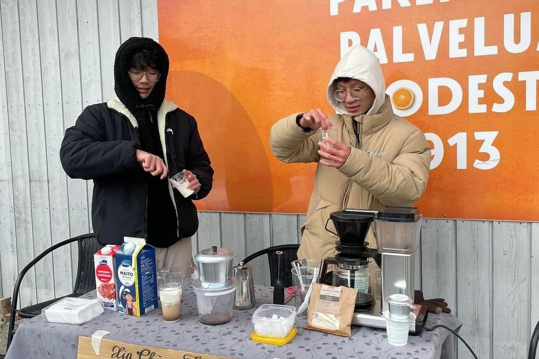 3 ban tre Viet thanh cong bat ngo voi ca phe muoi o Phan Lan hinh anh