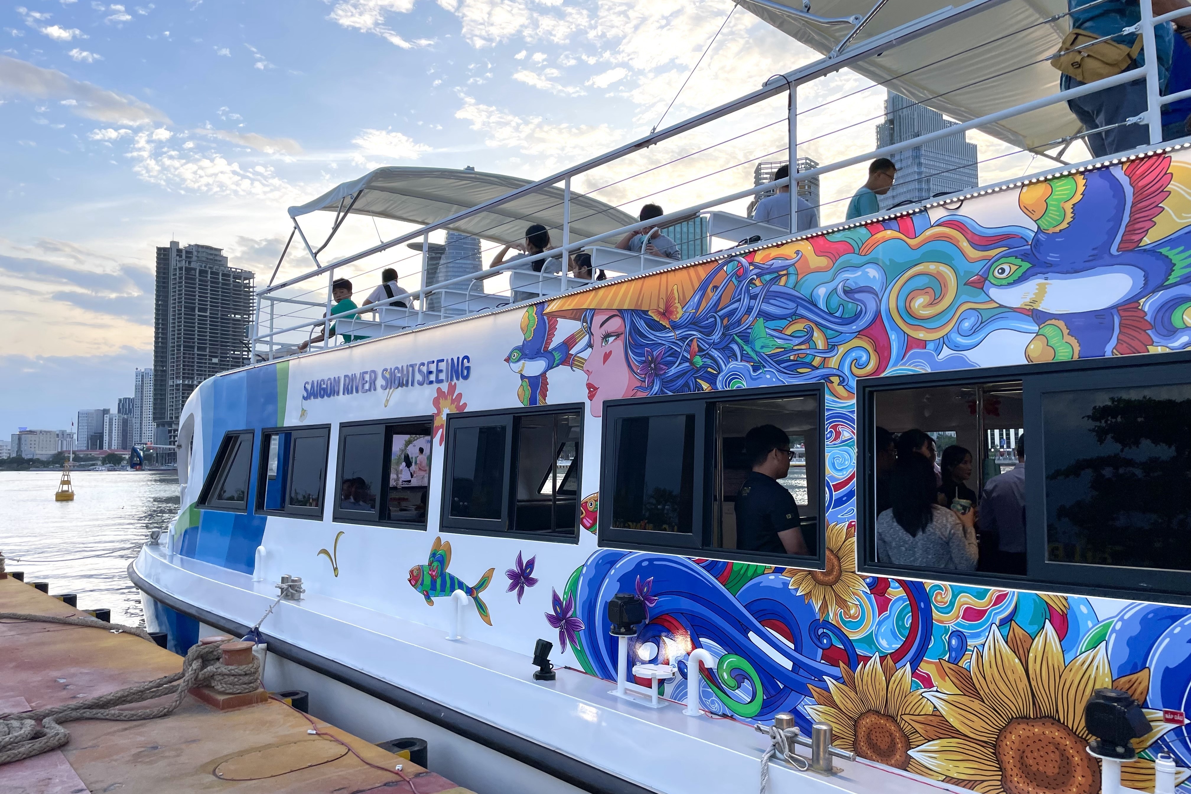 Thuong canh thanh pho tu song Sai Gon bang tau 2 tang moi hinh anh