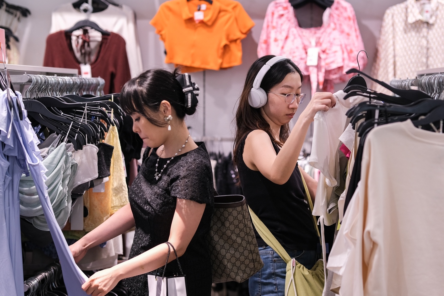 TP.HCM nhieu noi mua sam, khach ngoai van kho tieu tien hinh anh