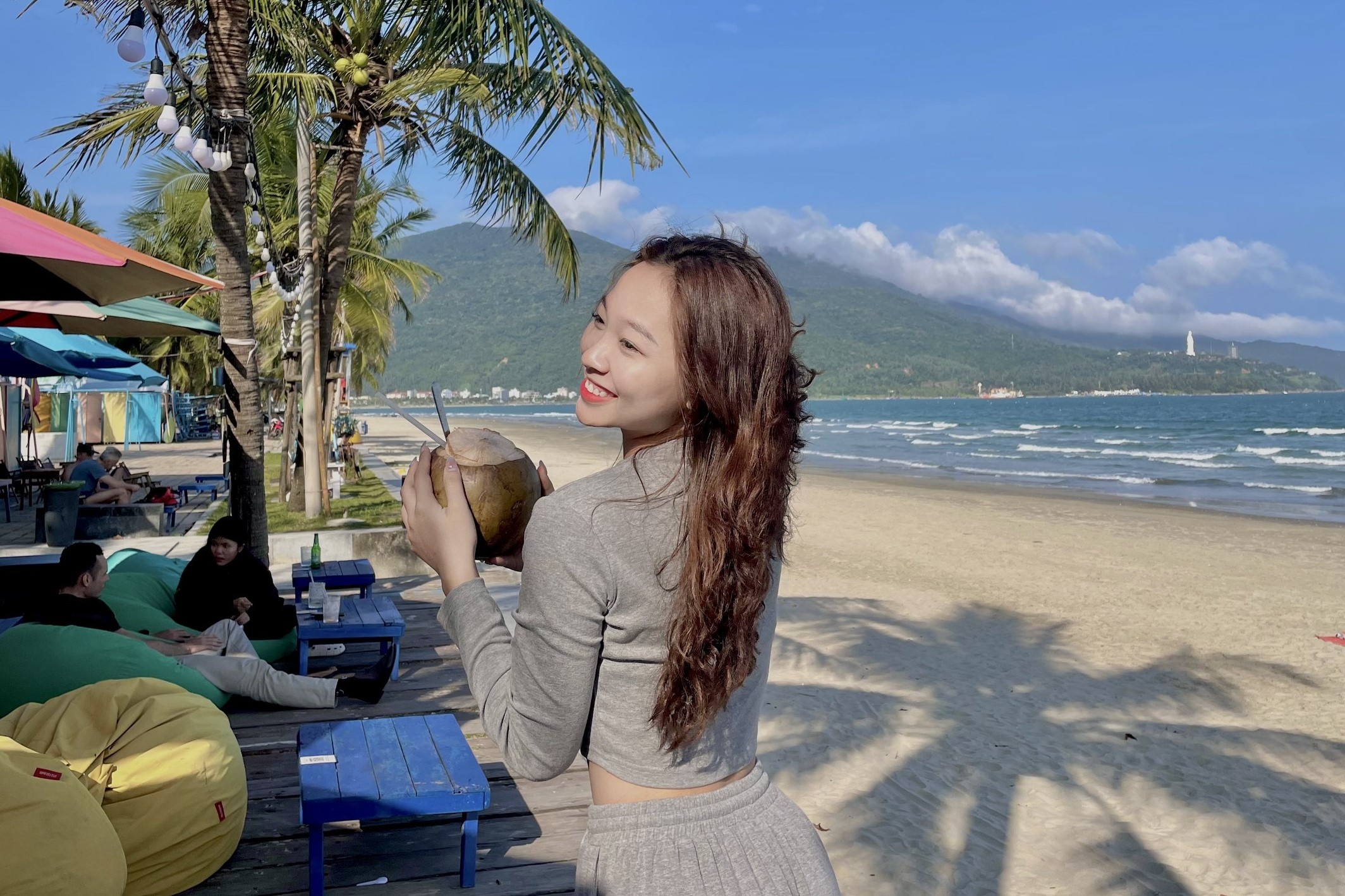 Du lich truoc Tet de tiet kiem, tranh xep hang check-in hinh anh