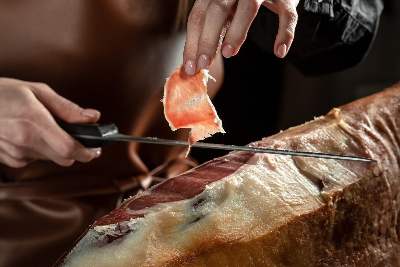 Co trong tay dui heo muoi Tay Ban Nha, an sao cho hop? hinh anh