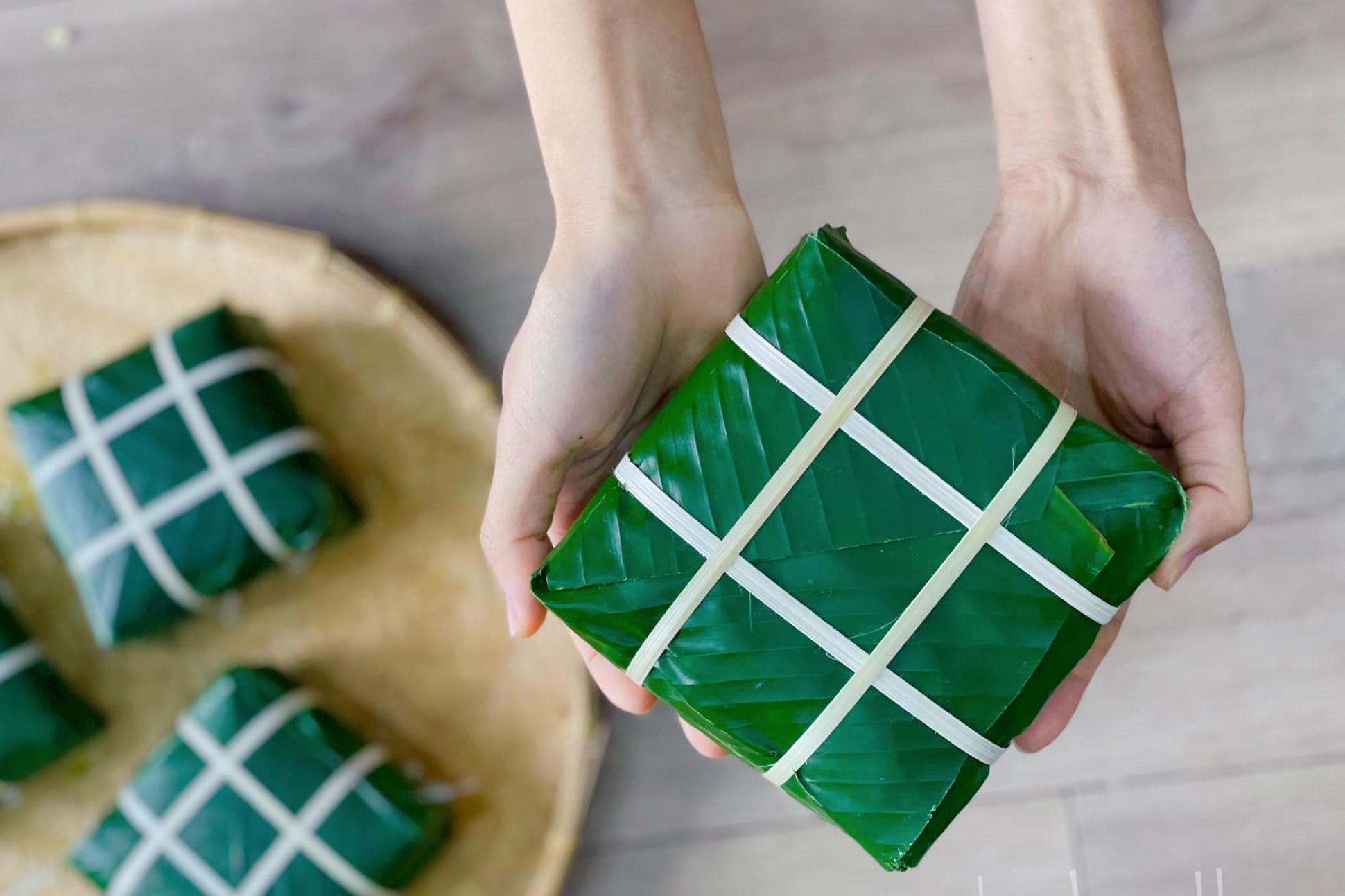 Gioi tre khoe banh chung tu goi ngay Tet hinh anh