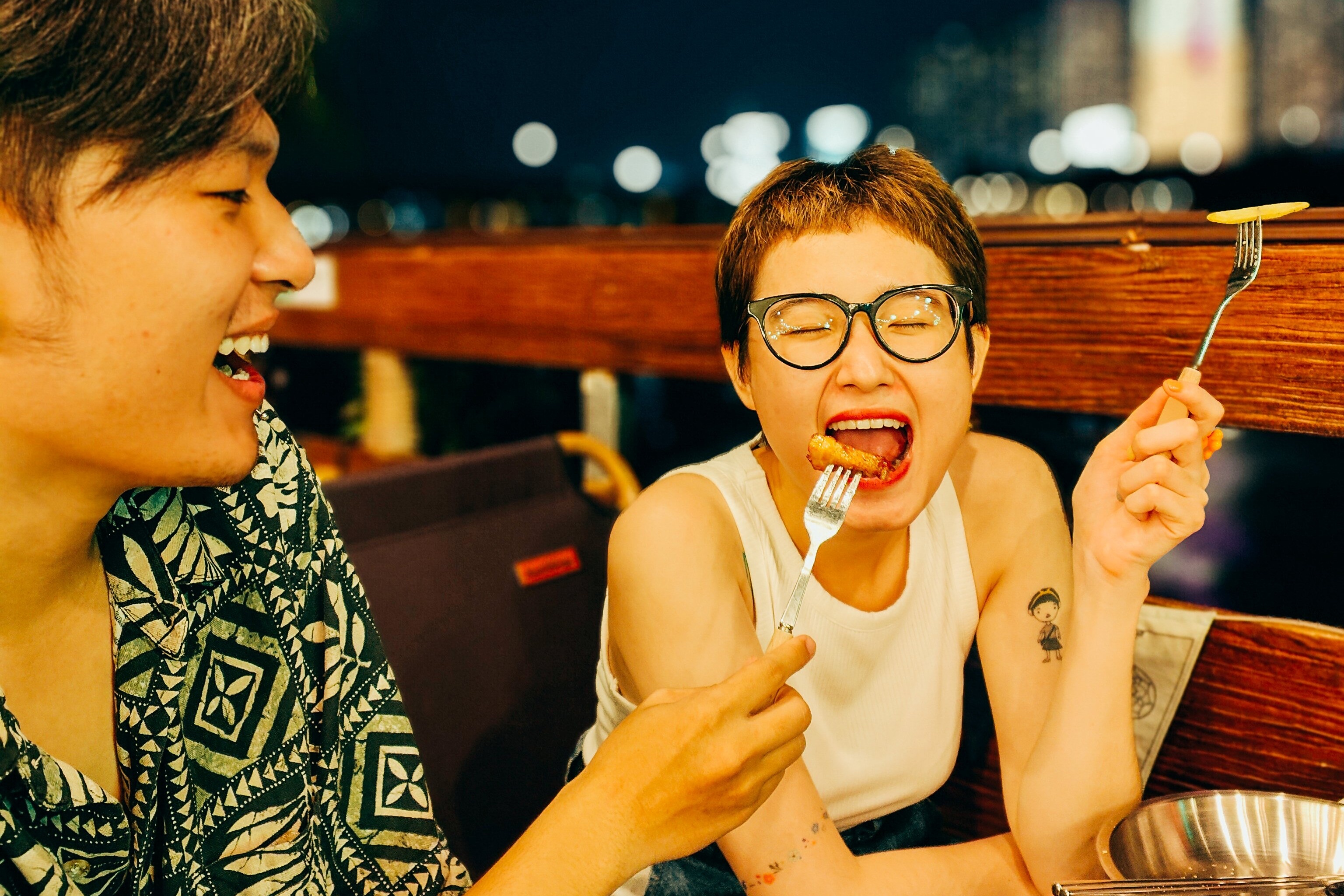 Can qua nhieu dem khong ngu de choi het TP.HCM hinh anh