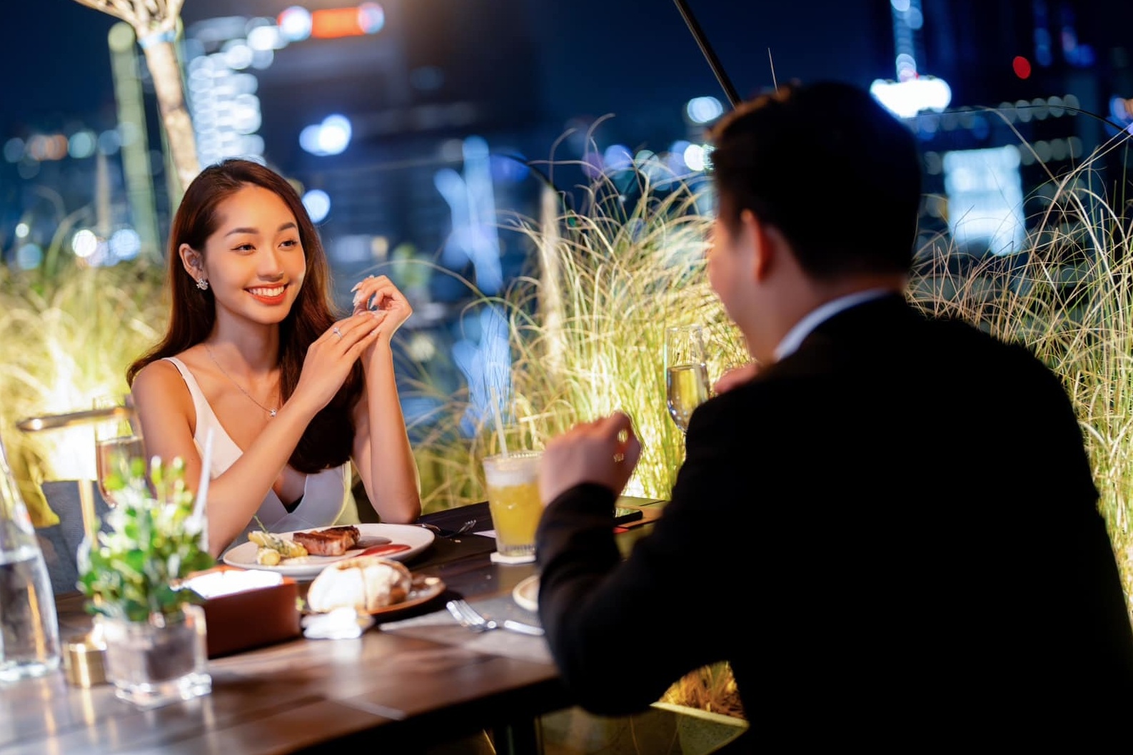 Chon nha hang lang man nao cho dip 8/3 o TP.HCM? hinh anh