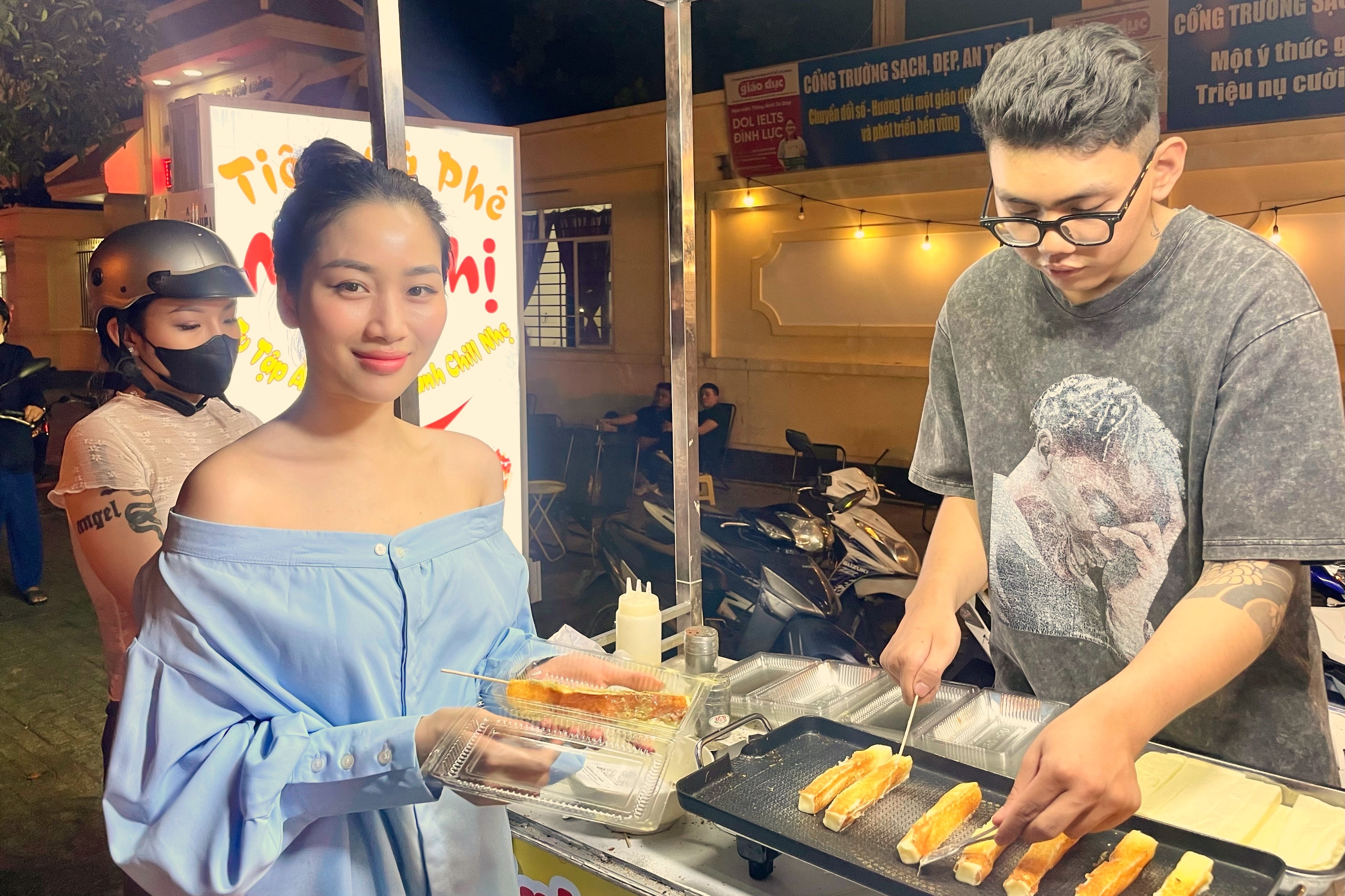 Xep hang gan nua tieng mua pho mai sua nuong 'hot trend' tai TP.HCM hinh anh