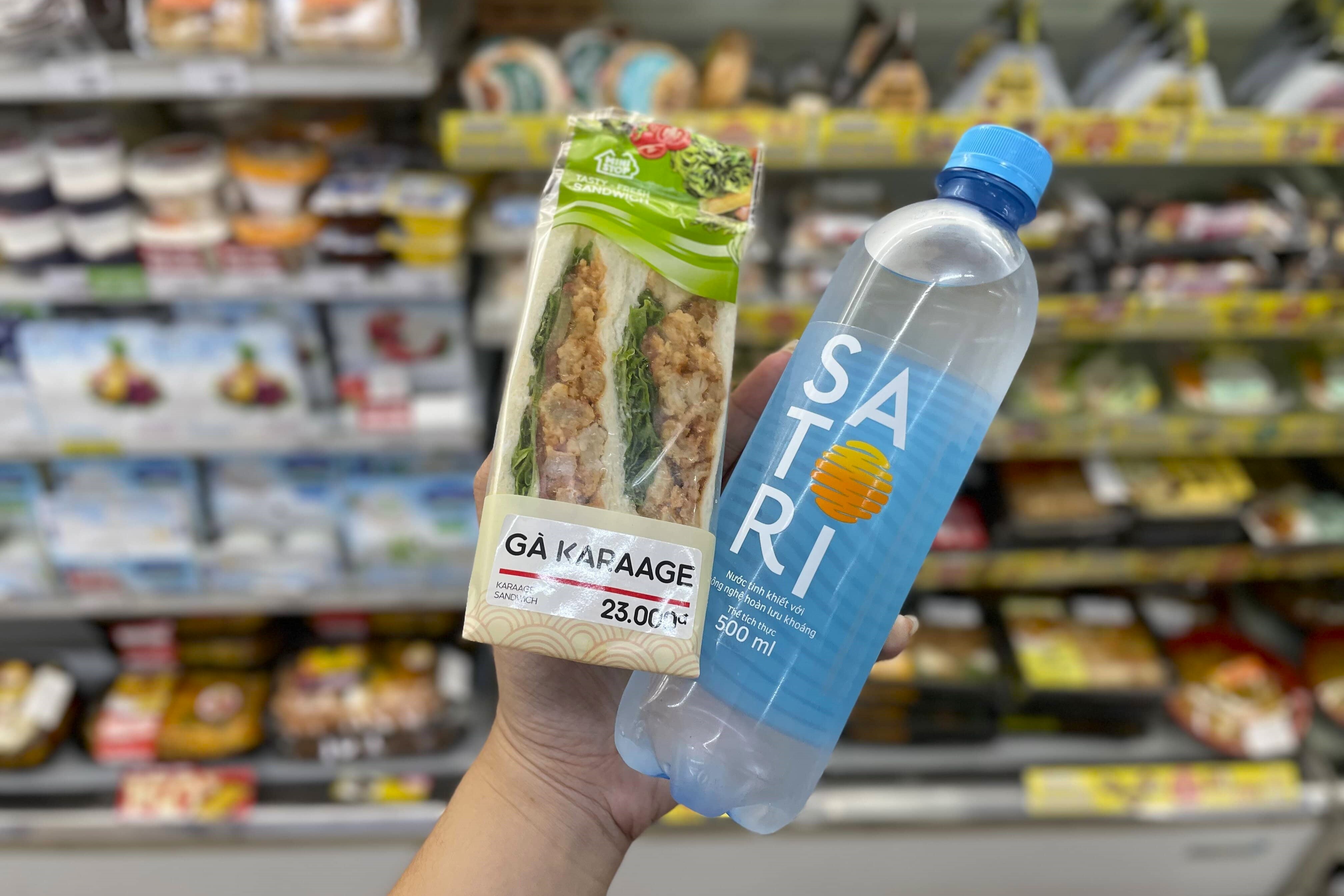 cua hang tien loi anh 10