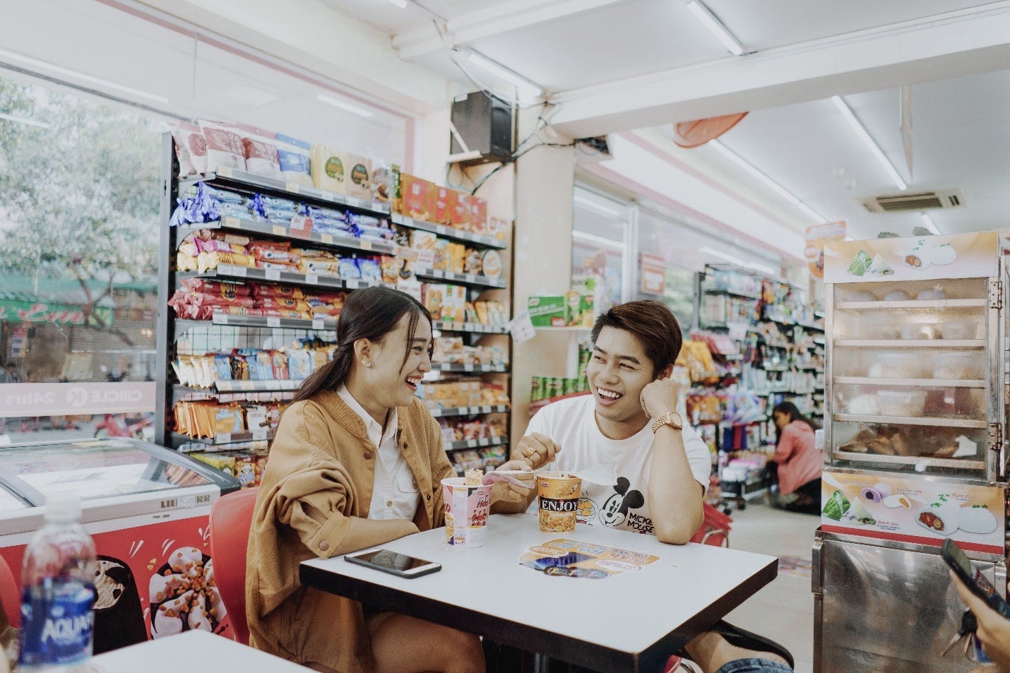 So sanh bua trua tai cua hang tien loi cua dan van phong TP.HCM hinh anh