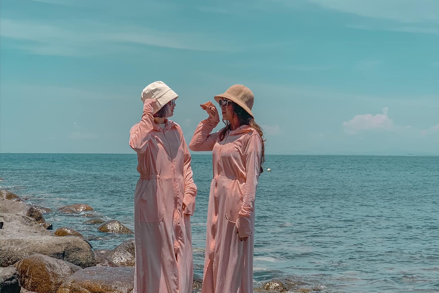 Mac ao chong nang check-in khi diem du lich qua nong hinh anh