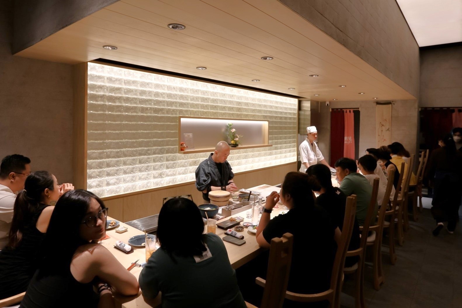 Nha hang omakase TP.HCM phan hoi vu 'yeu cau khach xoa anh Tran Thanh' hinh anh