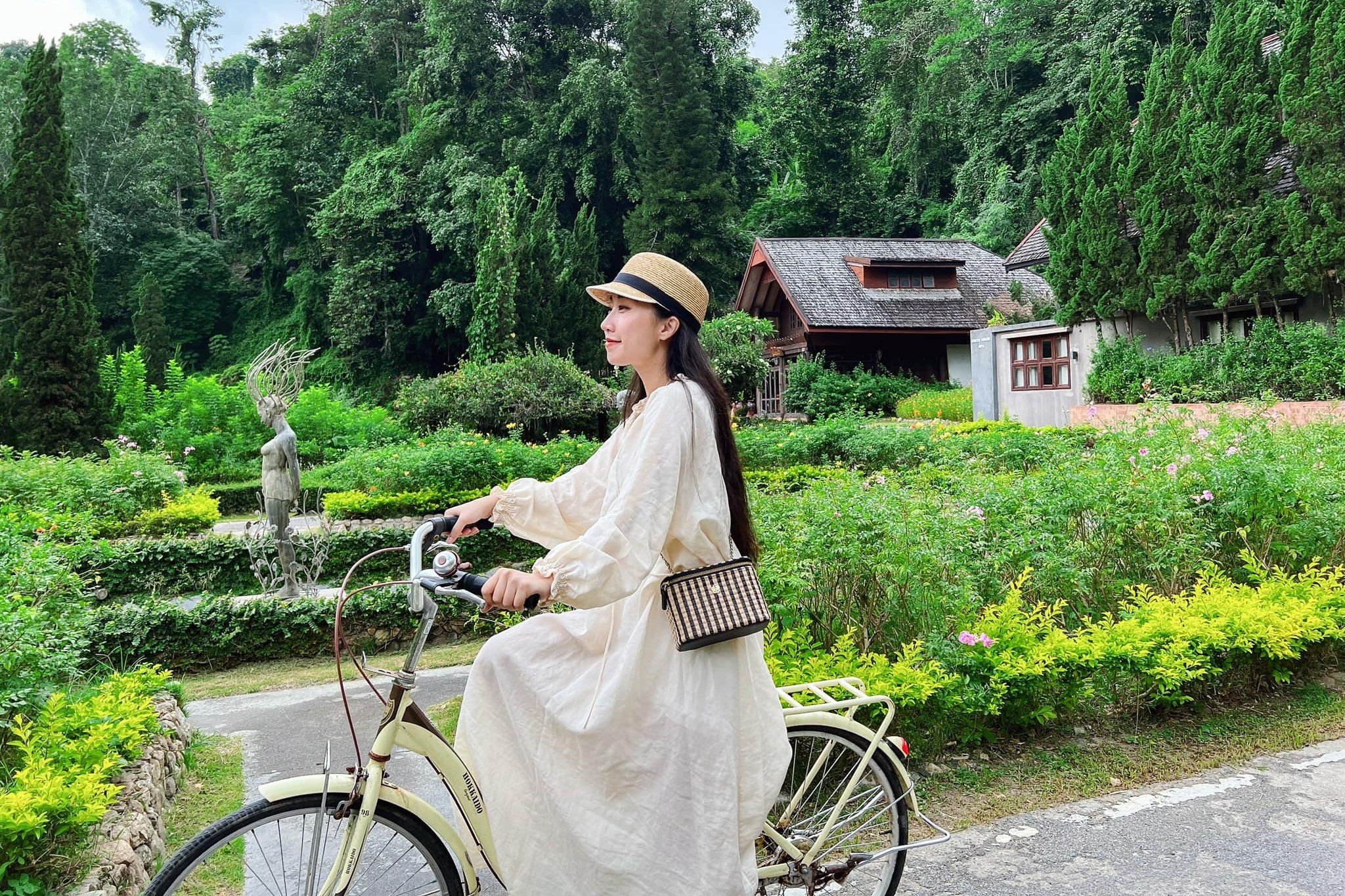 So sanh the thanh toan va tien mat khi du lich nuoc ngoai hinh anh