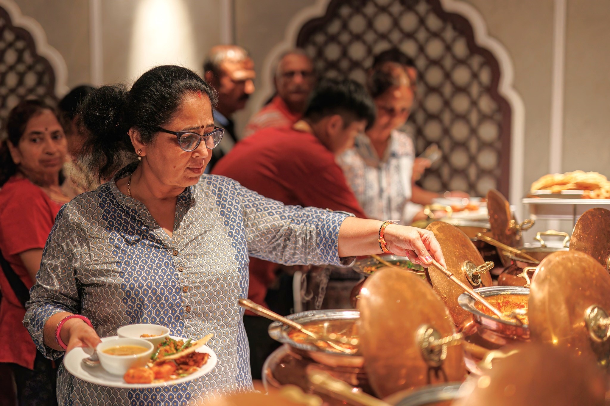 Tai sao doan khach An sang Viet Nam phai mang theo gia vi, dau bep? hinh anh