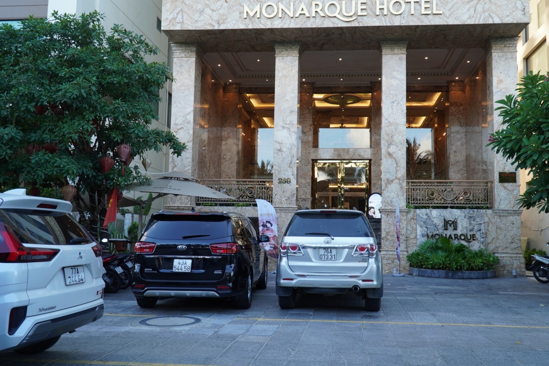 Vua nghi le khach san Da Nang da e khach, treo bien ha gia hinh anh