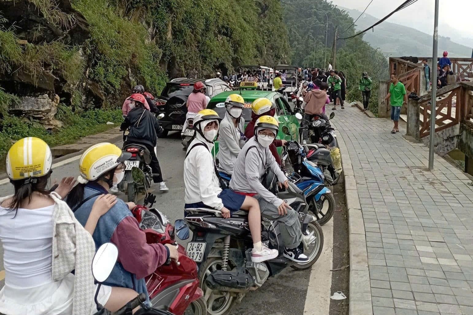 Den Sa Pa 'chua lanh', du khach phai bo xe xuong di bo hinh anh