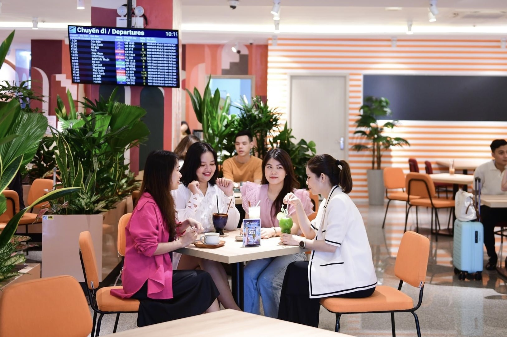 Khach co con than dat do, kem ngon khi an uong o san bay? hinh anh