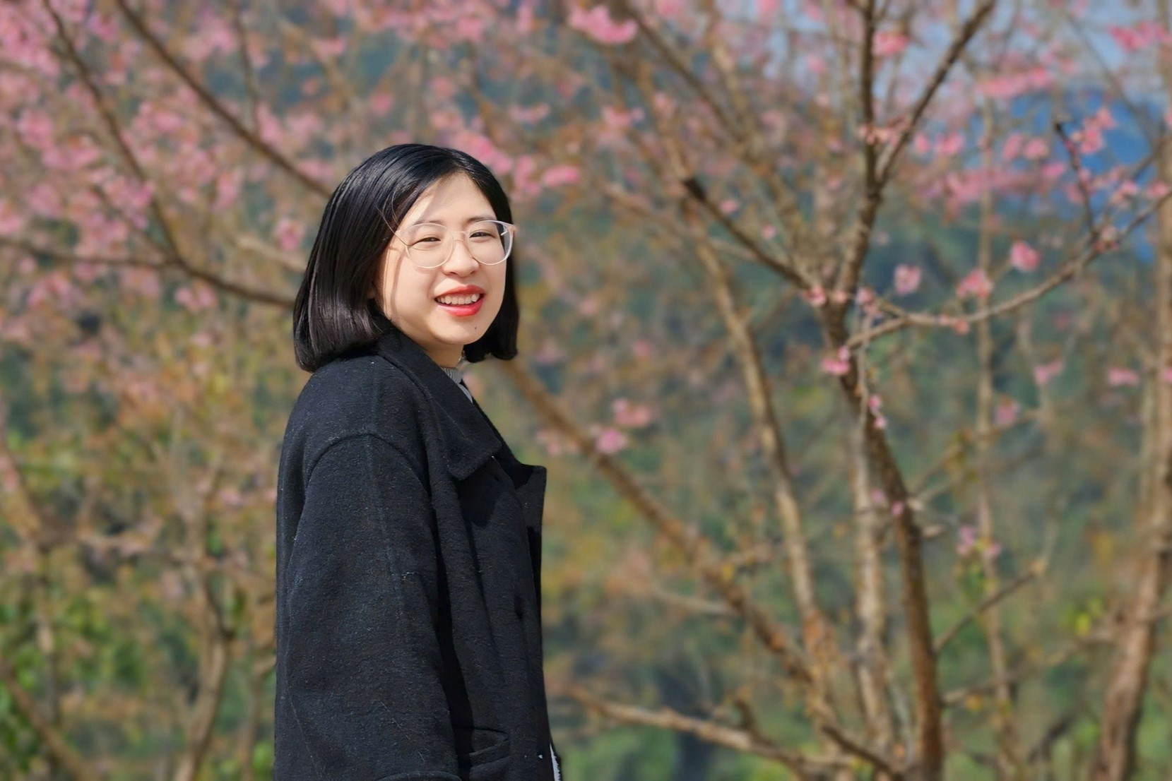 Me man nhung vuon mai anh dao tren cao nguyen trang Bac Ha hinh anh