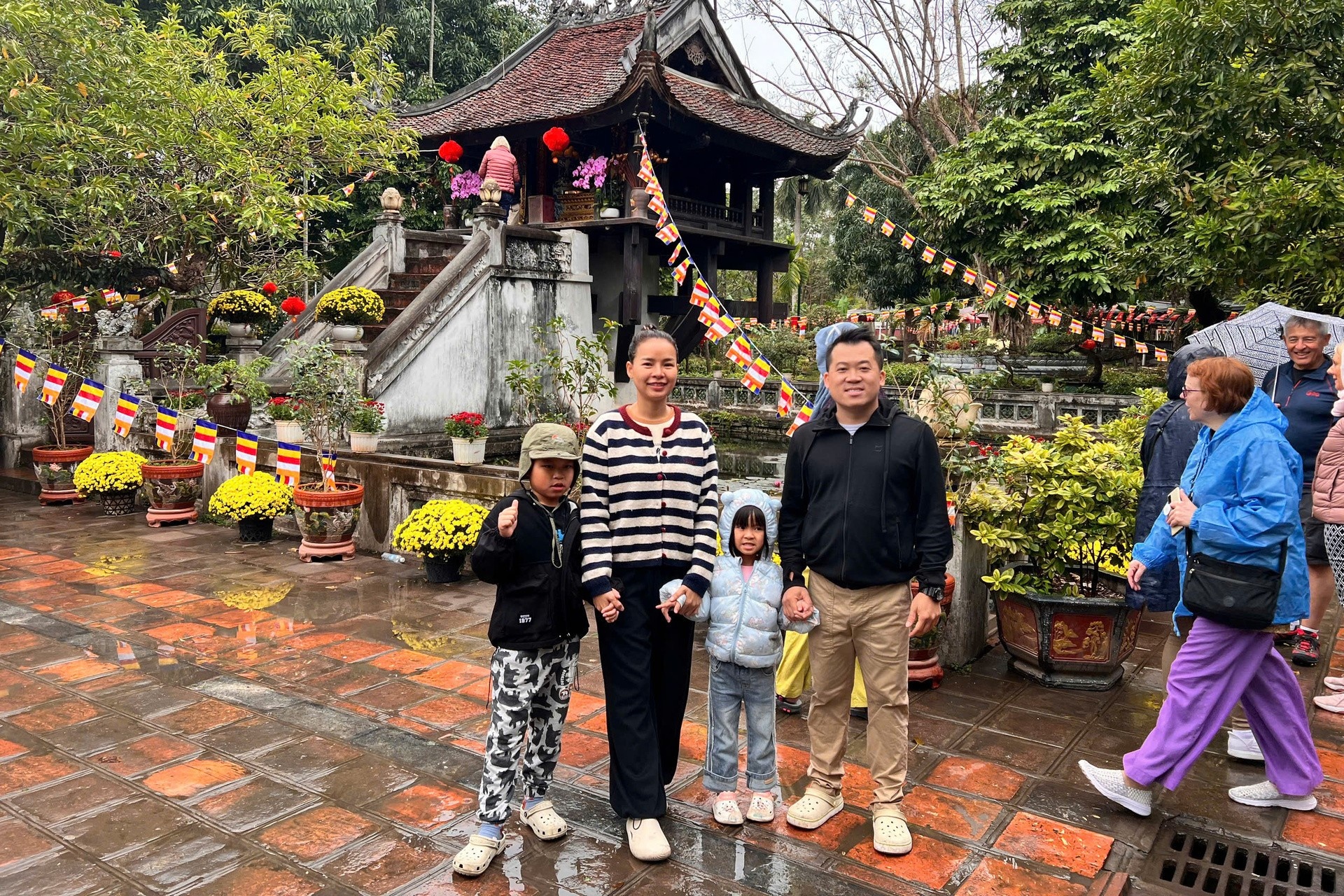 Gia dinh o Dong Nai du lich xuyen Tet, moi nam don Giao thua mot noi hinh anh