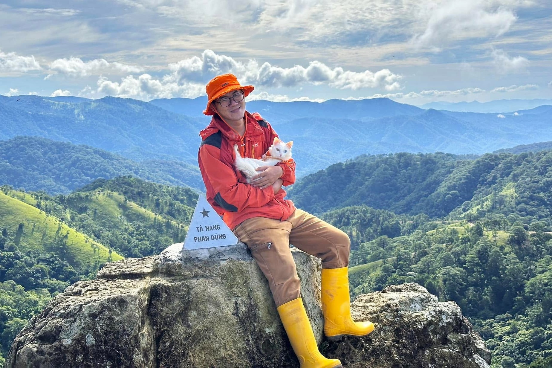 Toi chay xe may dua meo tu Ha Noi vao Long An hinh anh