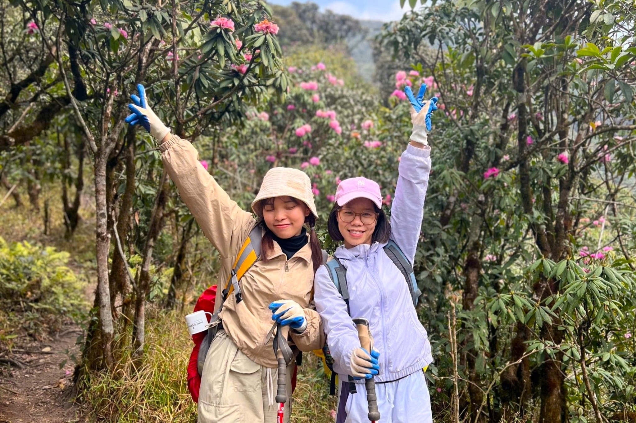 Hoa do quyen no it, khach van 'dien cuong' trekking Putaleng hinh anh