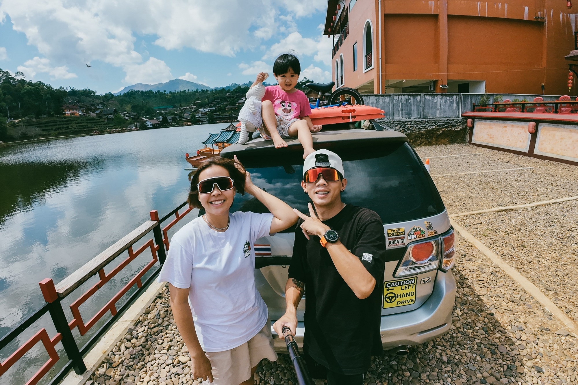 Toi dua con gai 3 tuoi phuot Trung Quoc, Thai Lan hinh anh